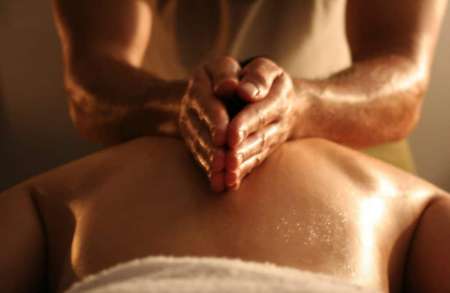 Photo de Bel homme srieux offre massage pour femmes