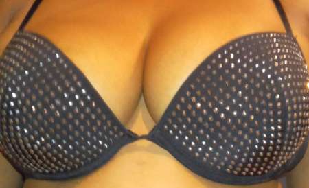 Photo de  Douce femme mtisse sexy grosses seins
